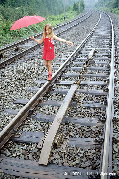 petite fille sur le chemin de fer - little girl on the railways